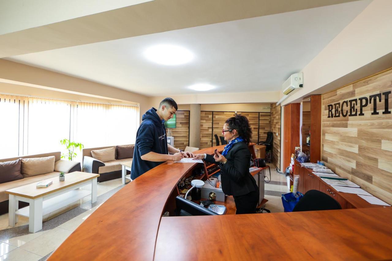 Family Hotel 戈采代尔切夫 外观 照片