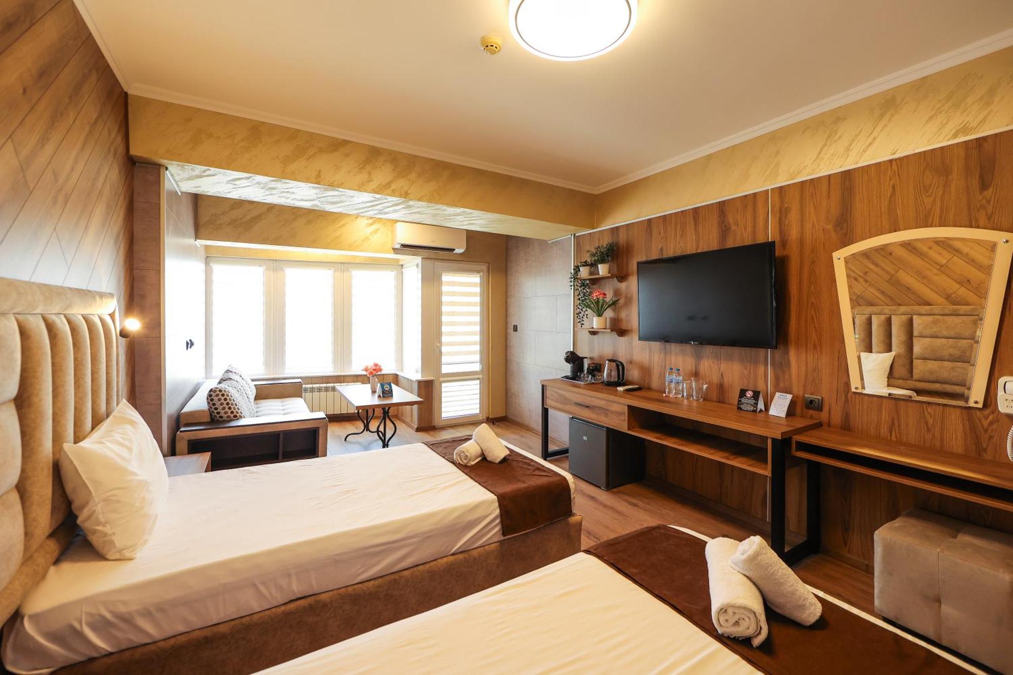 Family Hotel 戈采代尔切夫 外观 照片